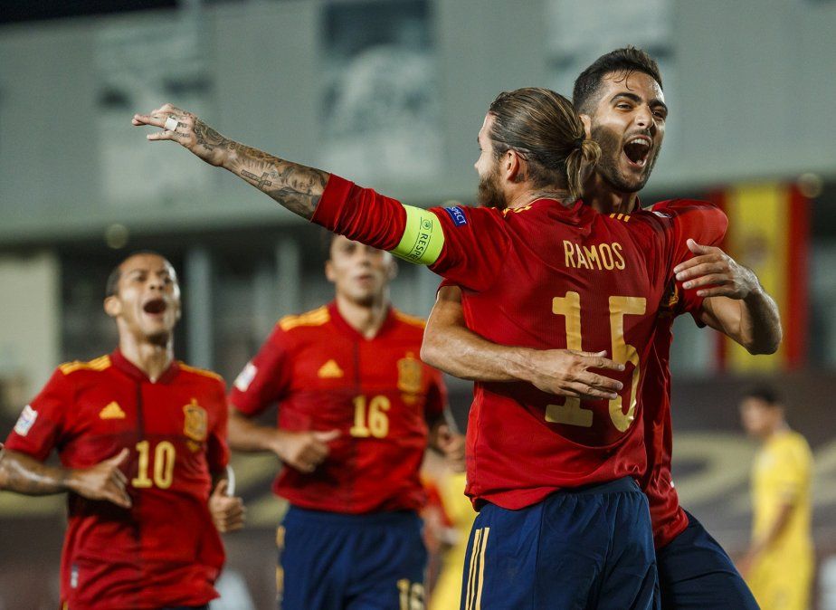 España sacó a relucir su jerarquía y goleó sin problemas a Ucrania por 4-0.