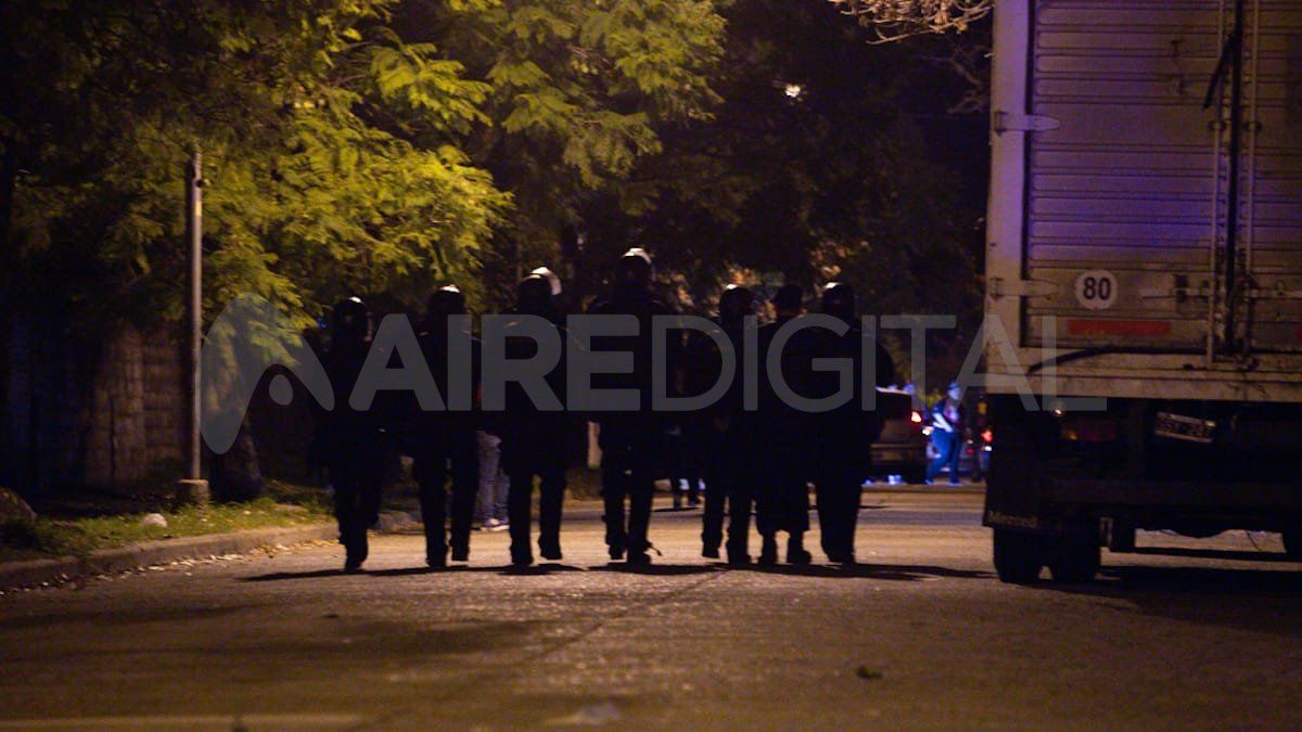 En inmediaciones al estadio de Colón, en varios puntos de la ciudad y en el aeropuerto, se controló la aglomeración de hinchas.