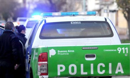 El Hospital San Roque de Gonnet mantiene bajo vigilancia médica al hombre de 68 años tras recibir múltiples puñaladas en zonas vitales como el cuello y el pecho. El Hospital San Roque de Gonnet mantiene bajo vigilancia médica al hombre de 68 años tras recibir múltiples puñaladas en zonas vitales como el cuello y el pecho.