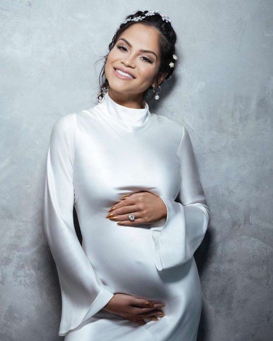 Natti Natasha, embarazada por primera vez.