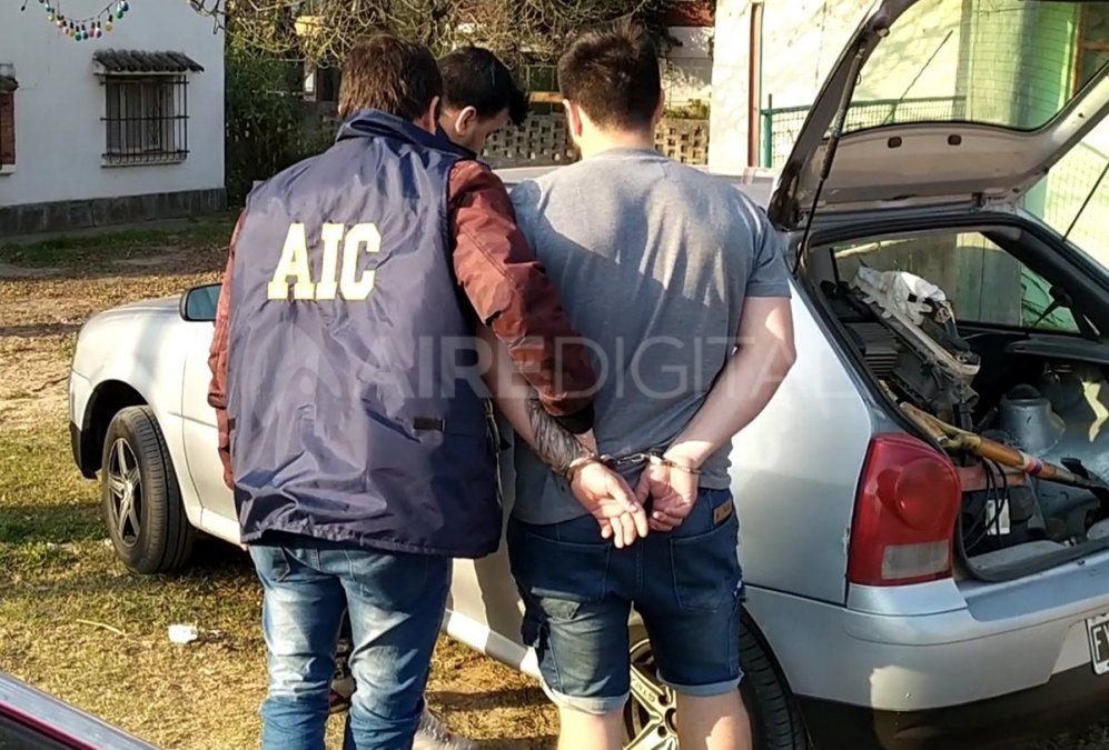 Esposado. El imputado no puso resistencia cuando fue abordado por el personal de la AIC.&nbsp;