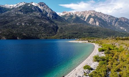Escapada a un lago secreto de la Patagonia con aguas cristalinas, ideal para descansar y relajarse. Escapada a un lago secreto de la Patagonia con aguas cristalinas, ideal para descansar y relajarse.