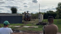 altText(Pistolas, fusiles y municiones: hallaron un arsenal enterrado en un terreno de Roldán)}