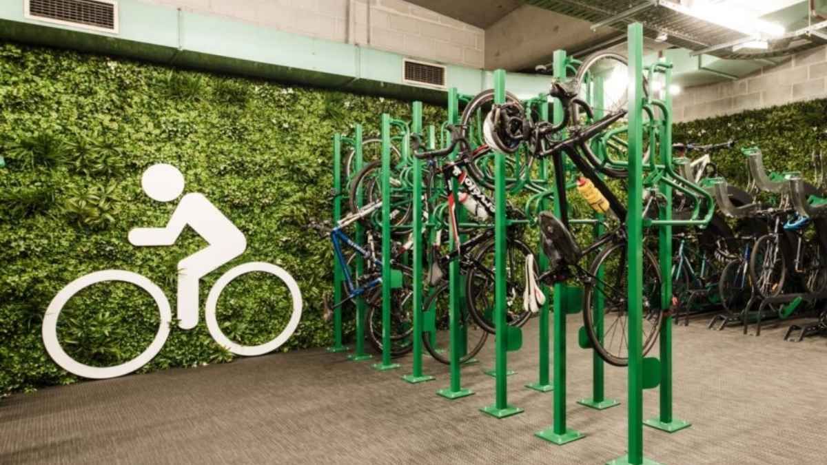 Las empresas promueven el uso de bicicletas, paneles solares y otras medidas amigables con el medio ambiente. Las empresas promueven el uso de bicicletas, paneles solares y otras medidas amigables con el medio ambiente.