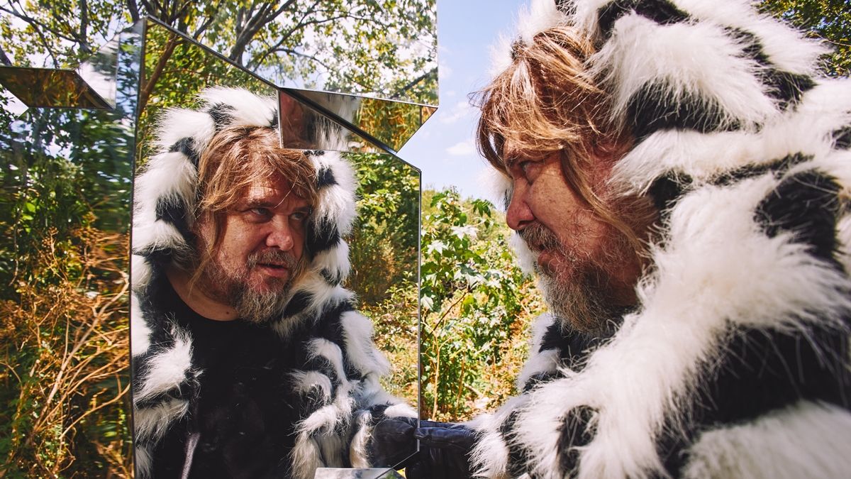 Walas, líder y frontman de Massacre, una de las bandas vanguardistas más importantes de las últimas décadas. Walas, líder y frontman de Massacre, una de las bandas vanguardistas más importantes de las últimas décadas.