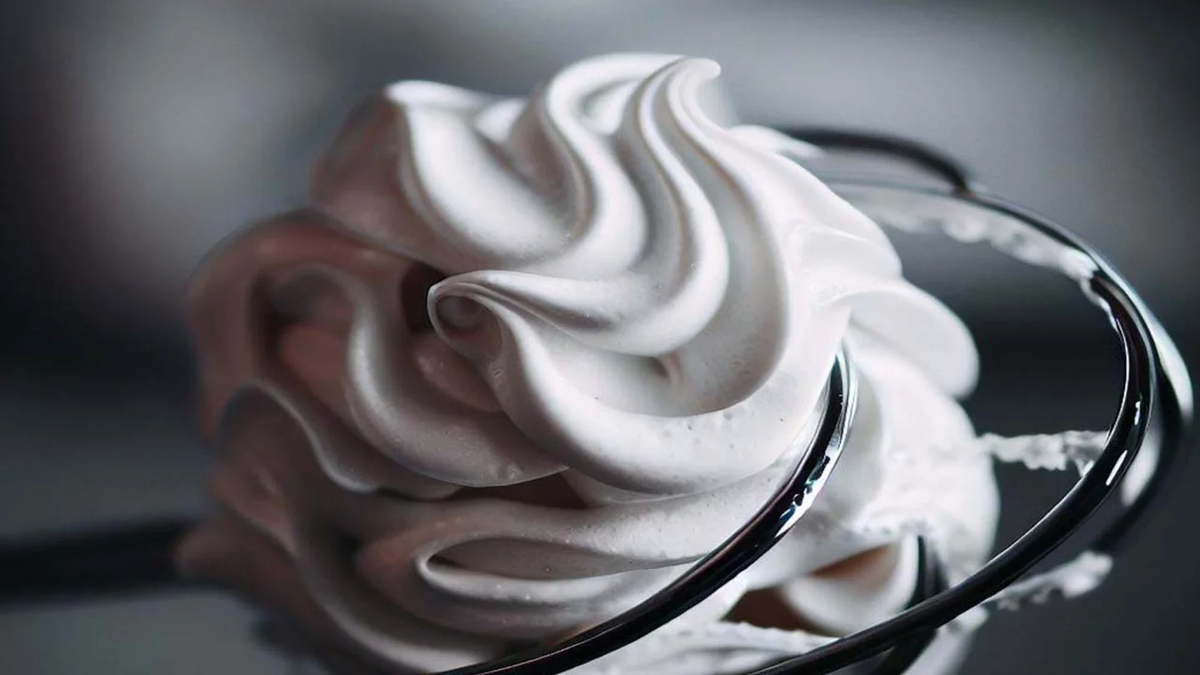 El merengue de vainilla es perfecto para decorar tartas, tortas o cupcakes. El merengue de vainilla es perfecto para decorar tartas, tortas o cupcakes.