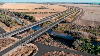 La ruta proyectada tiene características de autopista, con dos carriles por sentido de circulación.