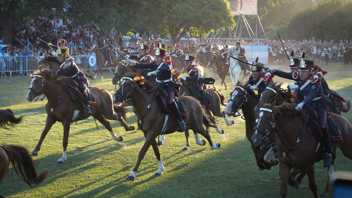 Entre 30 y 40 granaderos a caballo recrearon la histórica carga de caballería en el Campo de la Gloria.