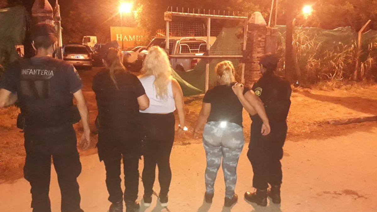 Dos mujeres y un hombre detenidos por trasladar cocaína en un automóvil