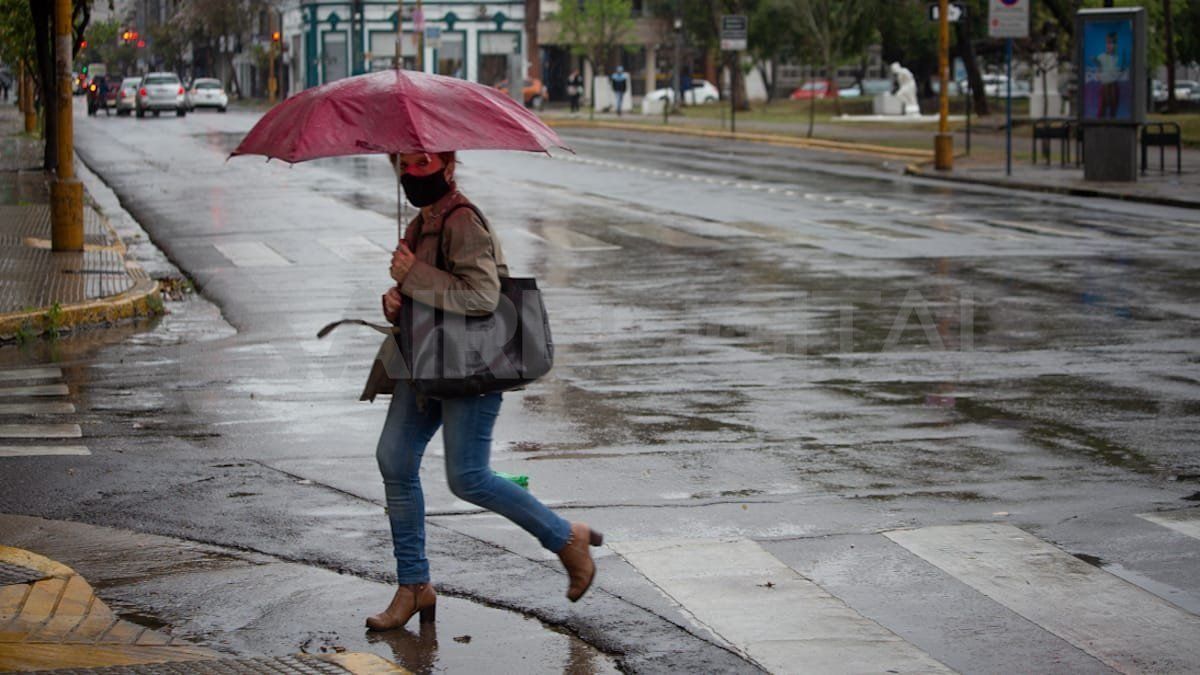 Llovió y hubo fuertes ráfagas de viento en la ciudad y la región. Mejorará el tiempo en horas de la noche.
