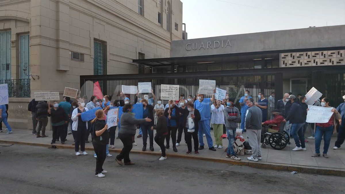 Trabajadores del Cullen se manifiestan en la puerta del edificio en contra del acuerdo salarial de los gremios que no son de salud. 