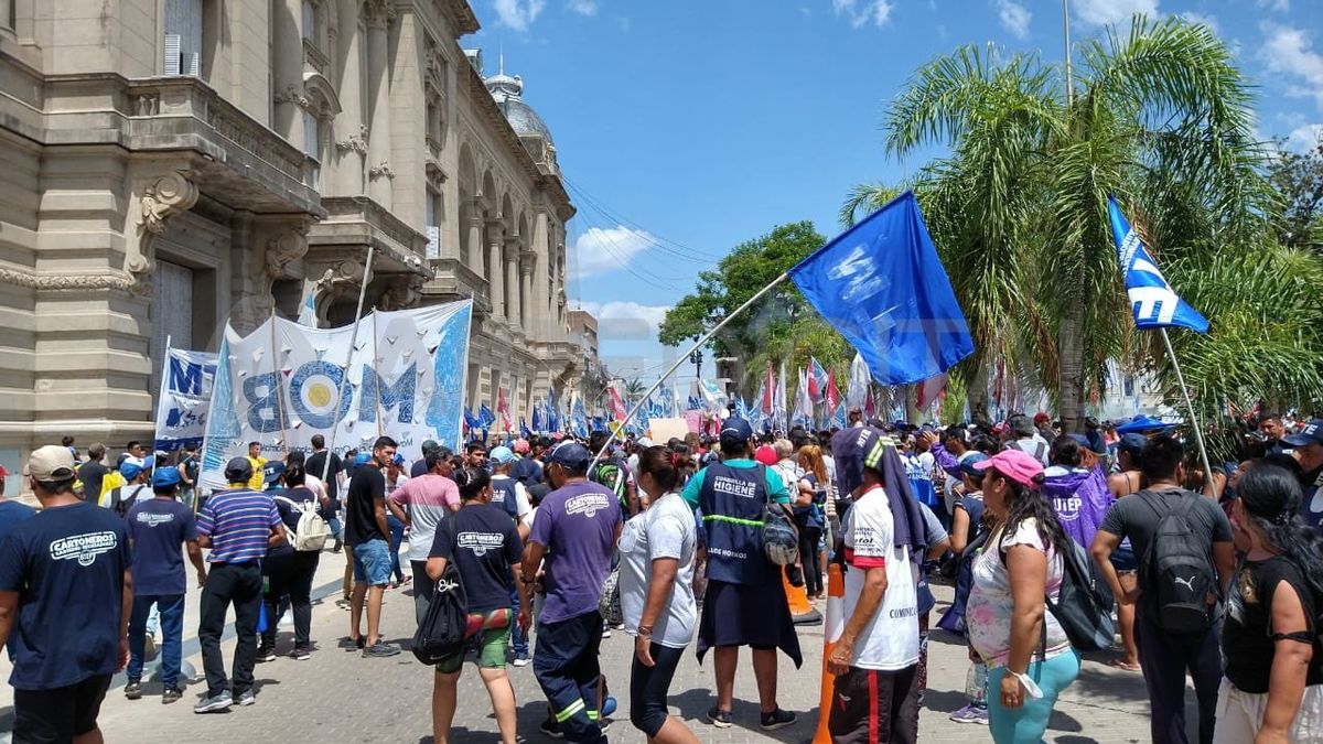 En la provincia de Santa Fe se estima que hay, como mínimo, 171 mil trabajadores de la “economía popular”. En la provincia de Santa Fe se estima que hay, como mínimo, 171 mil trabajadores de la “economía popular”.