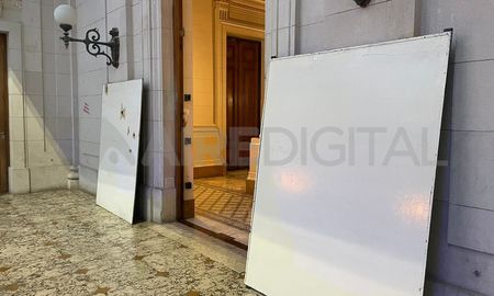 sin puerta principal y con custodia policial, asi amanecio la legislatura tras los incidentes sin puerta principal y con custodia policial, asi amanecio la legislatura tras los incidentes