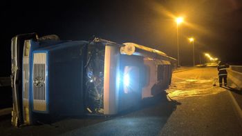 Un camión cisterna volcó en el puente Rosario-Victoria y generó serias demoras.