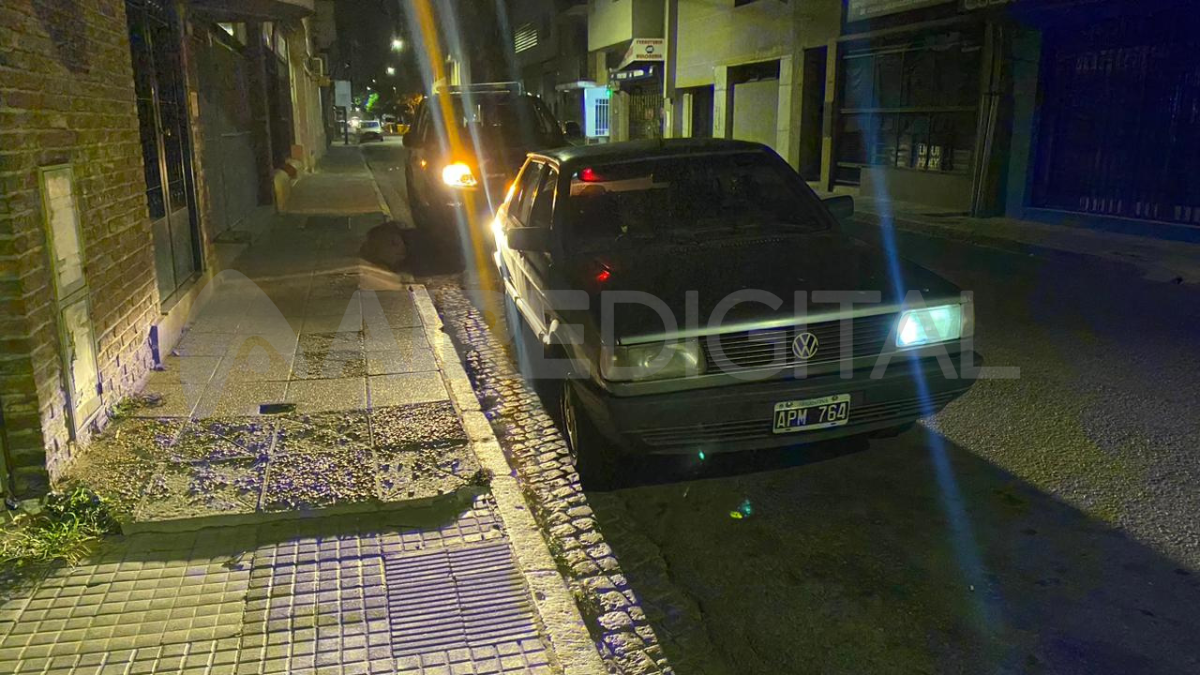 El auto en el que estaba la víctima quedó en el lugar del crimen en marcha y con las luces encendidas.