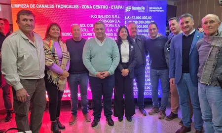 Este martes en la ciudad de Sunchales, el presidente provisional del senado Felipe Michlig, el ministro de Obras Públicas de la provincia, Lisandro Enrico y el intendente local, Pablo Pinotti, encabezaron el acto de apertura de sobres correspondiente a la Licitación Pública para la ejecución de la obra “Limpieza de Canales Troncales – Zona Centro – Etapa I – Provincia de Santa Fe”. Este martes en la ciudad de Sunchales, el presidente provisional del senado Felipe Michlig, el ministro de Obras Públicas de la provincia, Lisandro Enrico y el intendente local, Pablo Pinotti, encabezaron el acto de apertura de sobres correspondiente a la Licitación Pública para la ejecución de la obra “Limpieza de Canales Troncales – Zona Centro – Etapa I – Provincia de Santa Fe”.