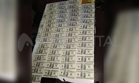 Los dólares que los uniformados encontraron tras el procedimiento policial. Los dólares que los uniformados encontraron tras el procedimiento policial.
