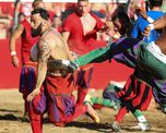 Calcio Storico, el deporte más violento del mundo que se juega solamente en Florencia, Italia. Calcio Storico, el deporte más violento del mundo que se juega solamente en Florencia, Italia.