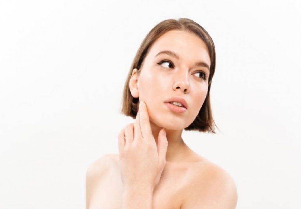 Eliminá las manchas en la cara y unifica el tono de tu piel con este remedio casero con cilantro