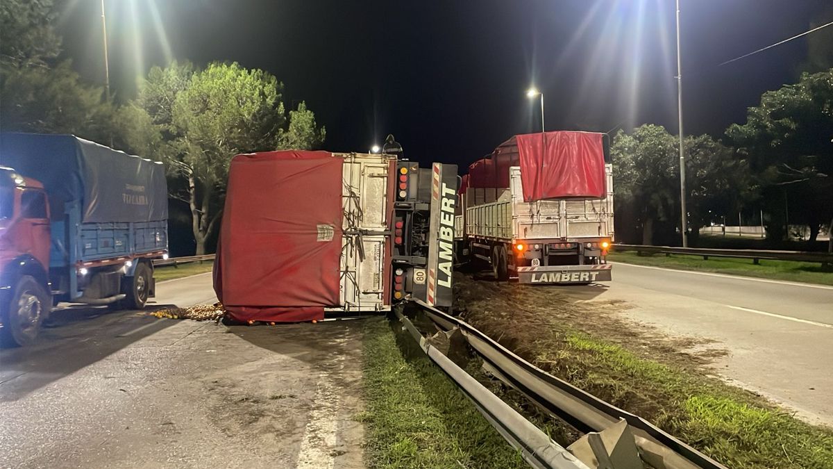 El camionero perdió el control y volcó sobre el guardarraíl de la avenida ex Mar Argentino