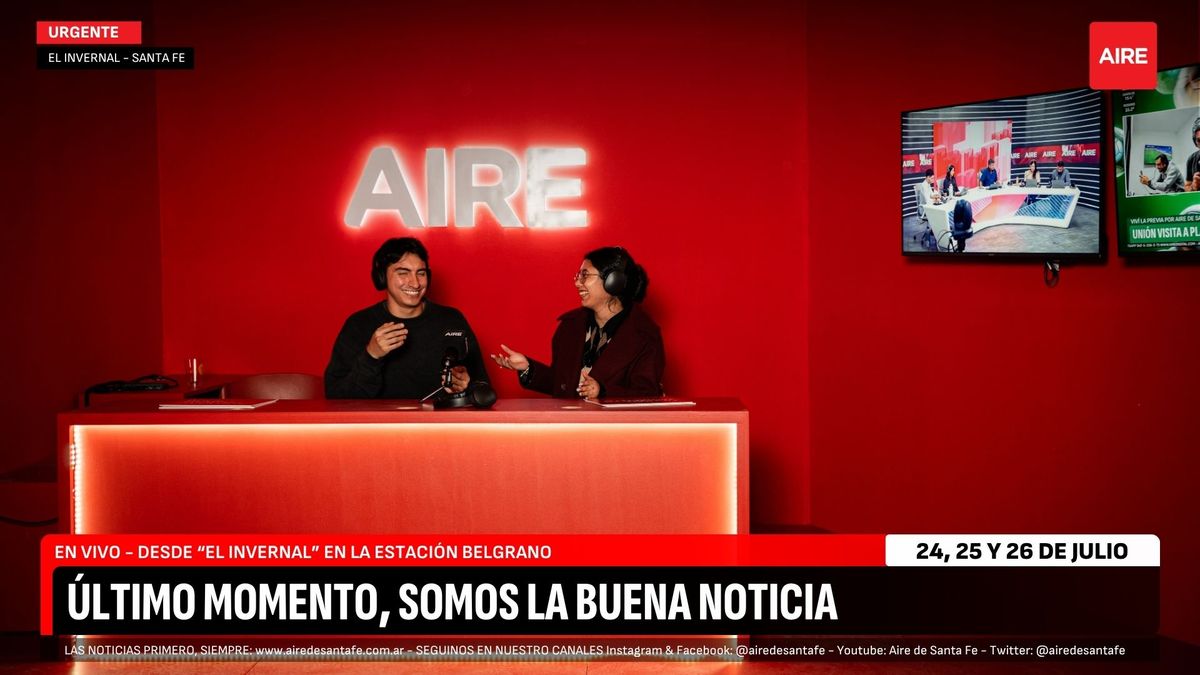 La gran comunidad de AIRE se sentó a la mesa de conductores y posó frente a las cámaras para vivir la experiencia del multimedios.