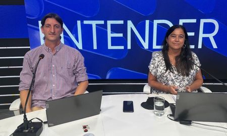 Hipólito Ruiz y Alejandra Pautasso conducen el programa Claves para Entender por AIRE. Hipólito Ruiz y Alejandra Pautasso conducen el programa Claves para Entender por AIRE.