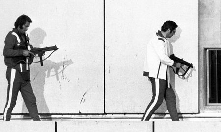 Los terroristas marchan armados en medio de la toma de rehenes. La Masacre de Munich fue uno de los actos más aberrantes en la historia del deporte. Los terroristas marchan armados en medio de la toma de rehenes. La Masacre de Munich fue uno de los actos más aberrantes en la historia del deporte.