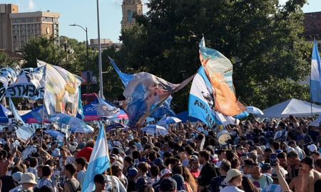La ilusión argentina se abraza en Kansas: banderazo multitudinario con el foco en Suiza. La ilusión argentina se abraza en Kansas: banderazo multitudinario con el foco en Suiza.