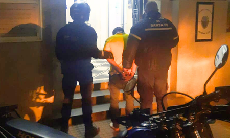Debajo de la cama: atraparon al preso que se evadió esposado en la Circunvalación. Debajo de la cama: atraparon al preso que se evadió esposado en la Circunvalación.