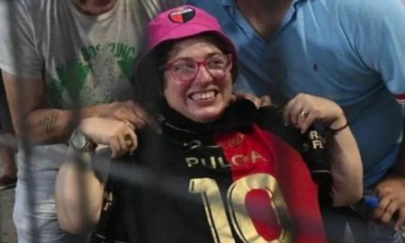 Una sonrisa lo dice todo. Jésica Mastrocola luce feliz el regalo del Pulga Rodríguez. Una sonrisa lo dice todo. Jésica Mastrocola luce feliz el regalo del Pulga Rodríguez.