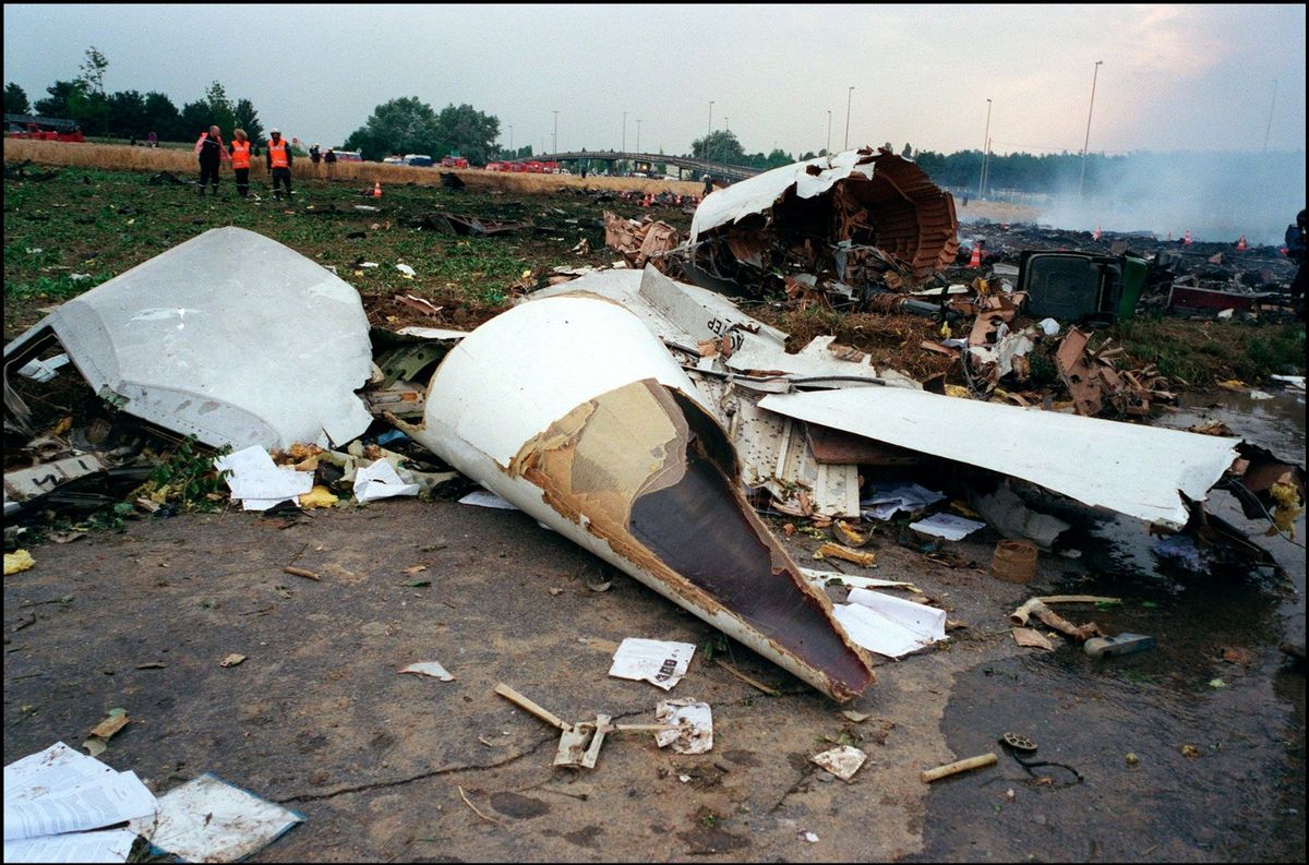 El 25 de julio de 2000, un Concorde cayó en un campo de maíz de Gonesse, a cinco kilómetros de la pista de París desde donde había despegado, y explotó al impactar contra el suelo. El trágico vuelo había durado solo 118 segundos y, la malograda aeronave, apenas había podido ascender hasta los 200 pies (unos 60 metros).
