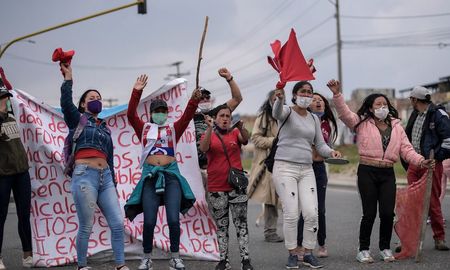 En el sur de Bogotá se cumplen tres días de protestas, por la falta de ayudas para enfrentar la cuarentena. En el sur de Bogotá se cumplen tres días de protestas, por la falta de ayudas para enfrentar la cuarentena.