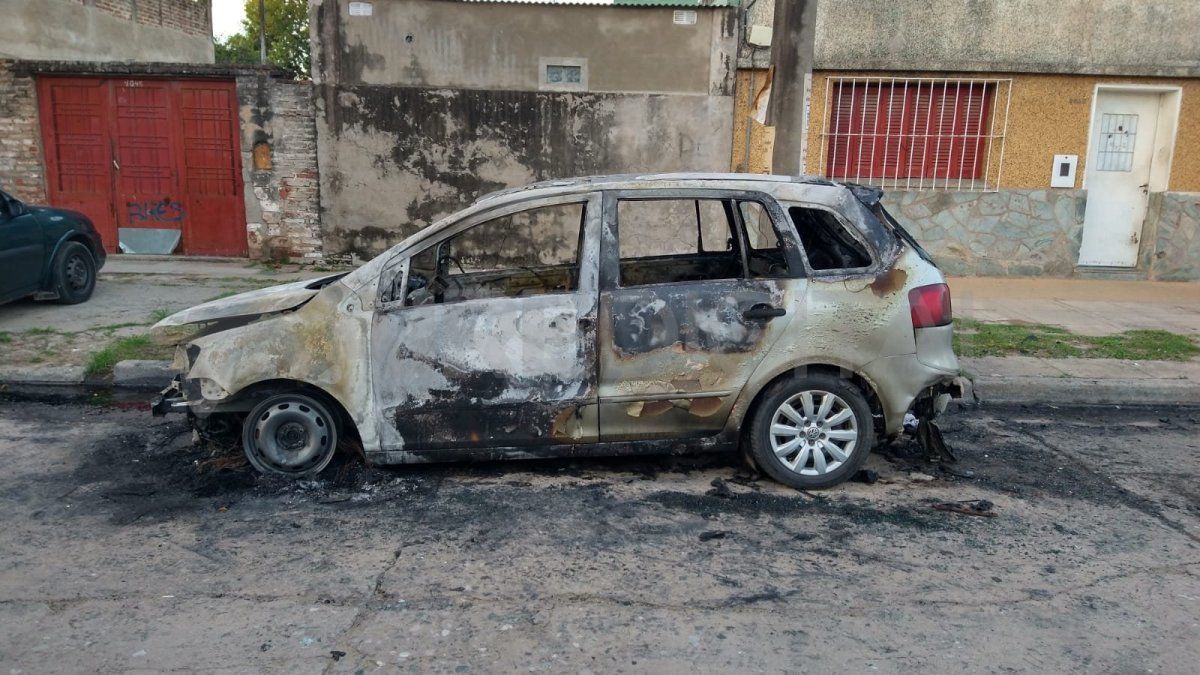 Quemaron un auto en el barrio Santa Lucía