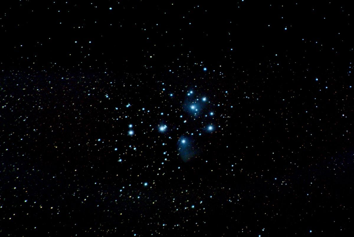 Imagen del cúmulo abierto de las Pléyades obtenida la noche del 30 de enero del 2021, desde Kenvil en el estado de Nueva Jersey, Estados Unidos. La imagen está compuesta por 125 capturas apiladas de 15 segundos de tiempo de exposición cada una. Se utilizó una cámara Nikon D3300 y un telescopio Meade ETX-105.