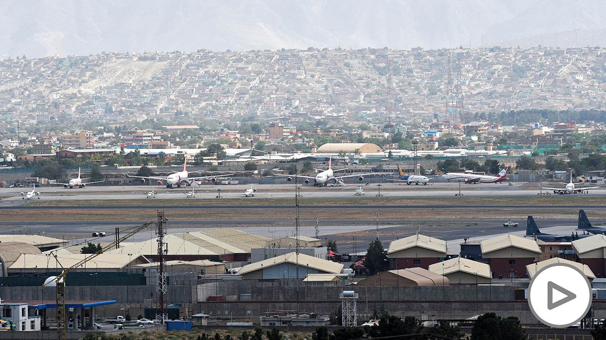 El aeropuerto de Kabul en Afganistán es un caos desde el fin de semana. No hay vuelos comerciales.