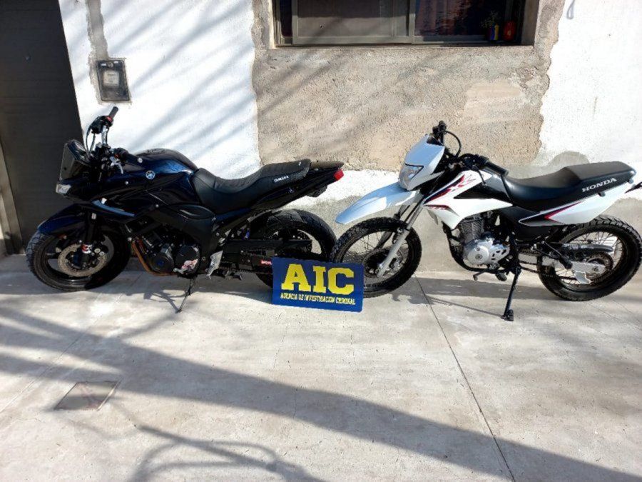 Al momento de la detención se secuestraron dos motocicletas con documentación apócrifa y numeración suprimida y adulterada