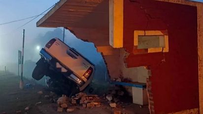 Impresionante accidente en Entre Ríos: se quedó dormido, arrancó parte de un poste de luz y una garita de colectivos