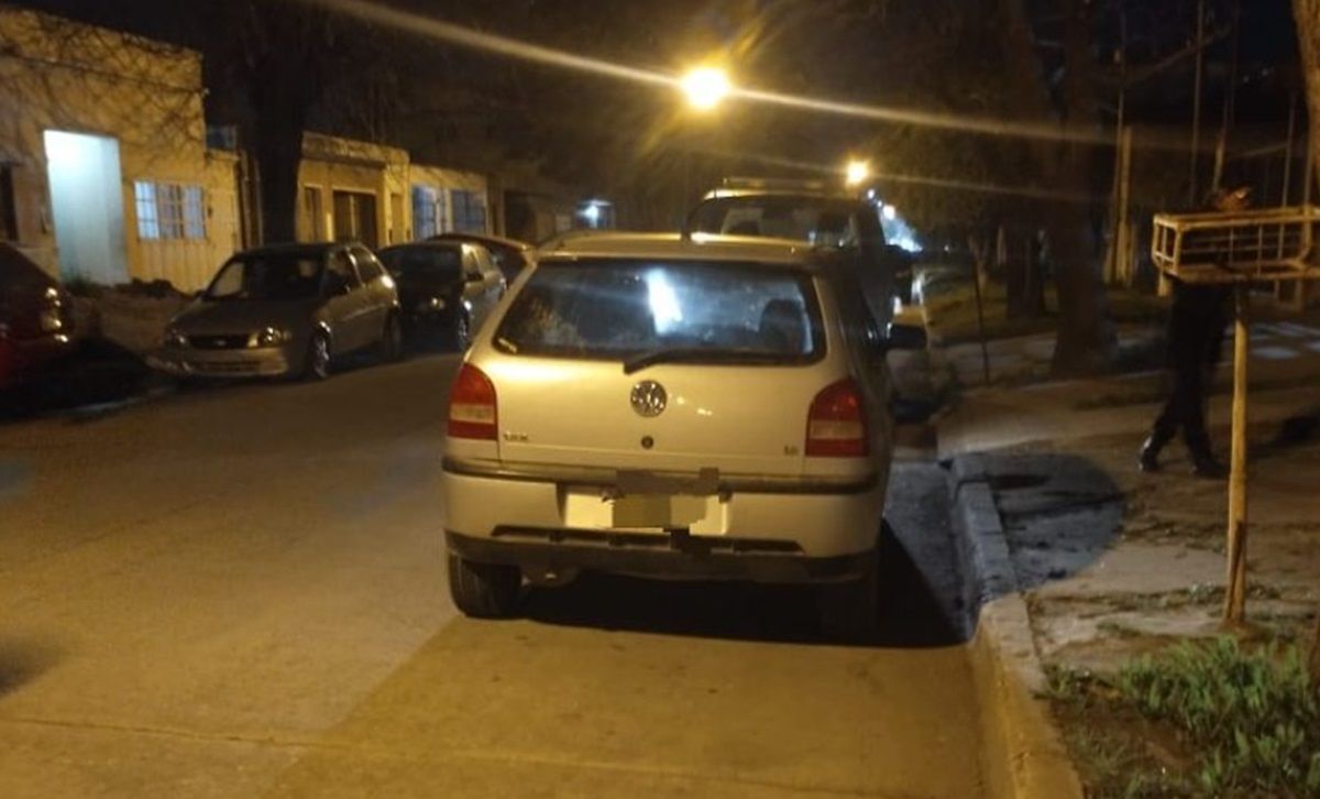 El auto que era propiedad de Aressi apareció un día después del crimen en barrio María Selva de Santa Fe. El auto que era propiedad de Aressi apareció un día después del crimen en barrio María Selva de Santa Fe.