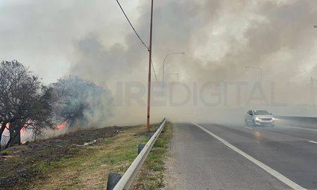 Incendio de pastizales en la ruta 168 a la altura del hipermercado. Incendio de pastizales en la ruta 168 a la altura del hipermercado.