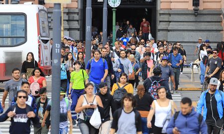 buenos aires: largas filas en las paradas en el primer dia de limitaciones en el servicio de transportes buenos aires: largas filas en las paradas en el primer dia de limitaciones en el servicio de transportes