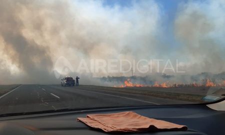 La densa humareda dificulta el tránsito por la Autopista a la altura del Km. 110. La densa humareda dificulta el tránsito por la Autopista a la altura del Km. 110.