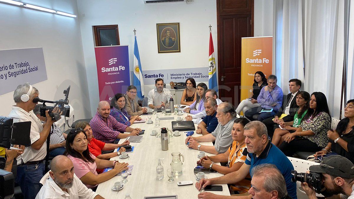 El gobierno de Santa Fe hizo una nueva oferta de aumento salarial a los gremios docentes.