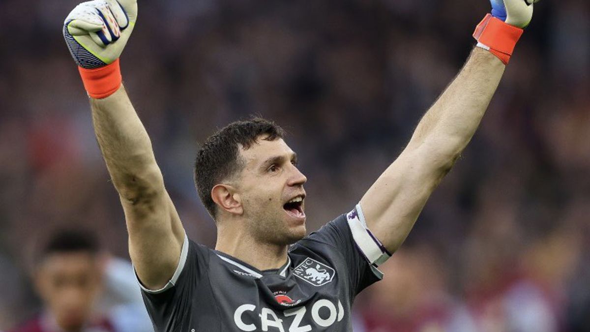 Dibu Martínez fue protagonista en la victoria de Aston Villa ante Manchester United en la Premier League.