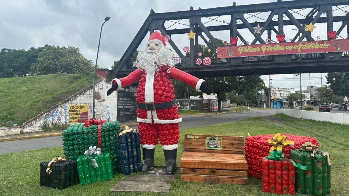 As&iacute; luce la Avenida Arist&oacute;bulo del Valle por la Navidad a la altura del Puente Negro de la ciudad de Santa Fe.
