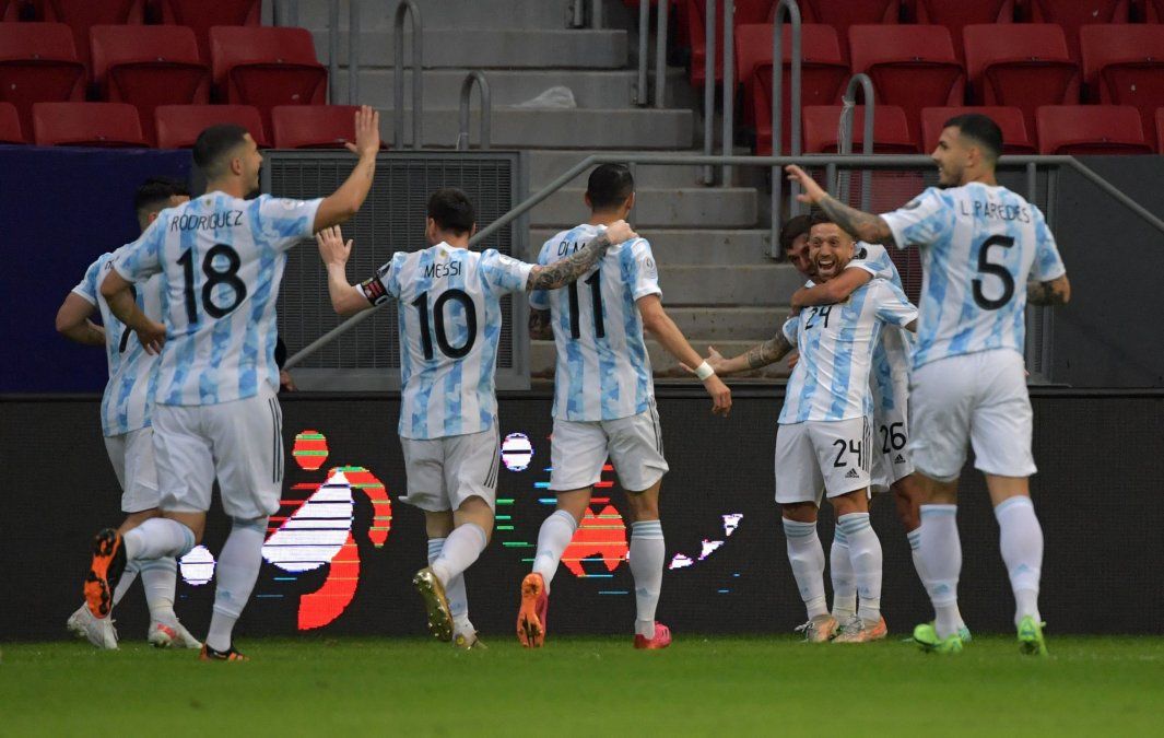 La Selección Argentina le ganó 1-0 a Paraguay y avanzó a cuartos de final de la Copa América. El autor del gol fue Alejandro Papu Gómez.