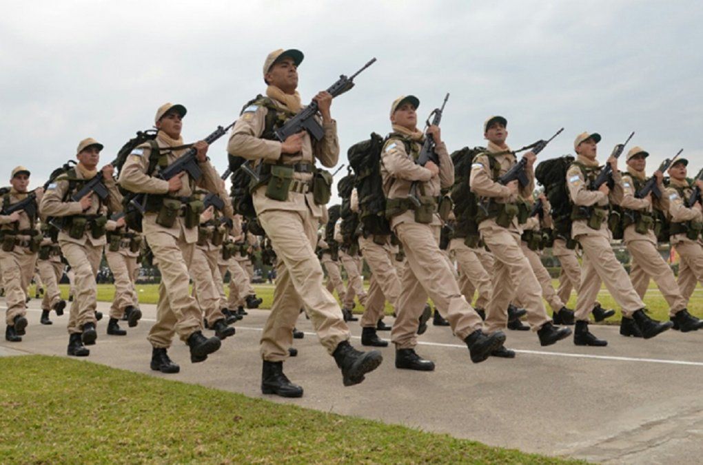 Un miembro de la Prefectura mató a uno de los seis motochorros que intentaron robarle el auto.