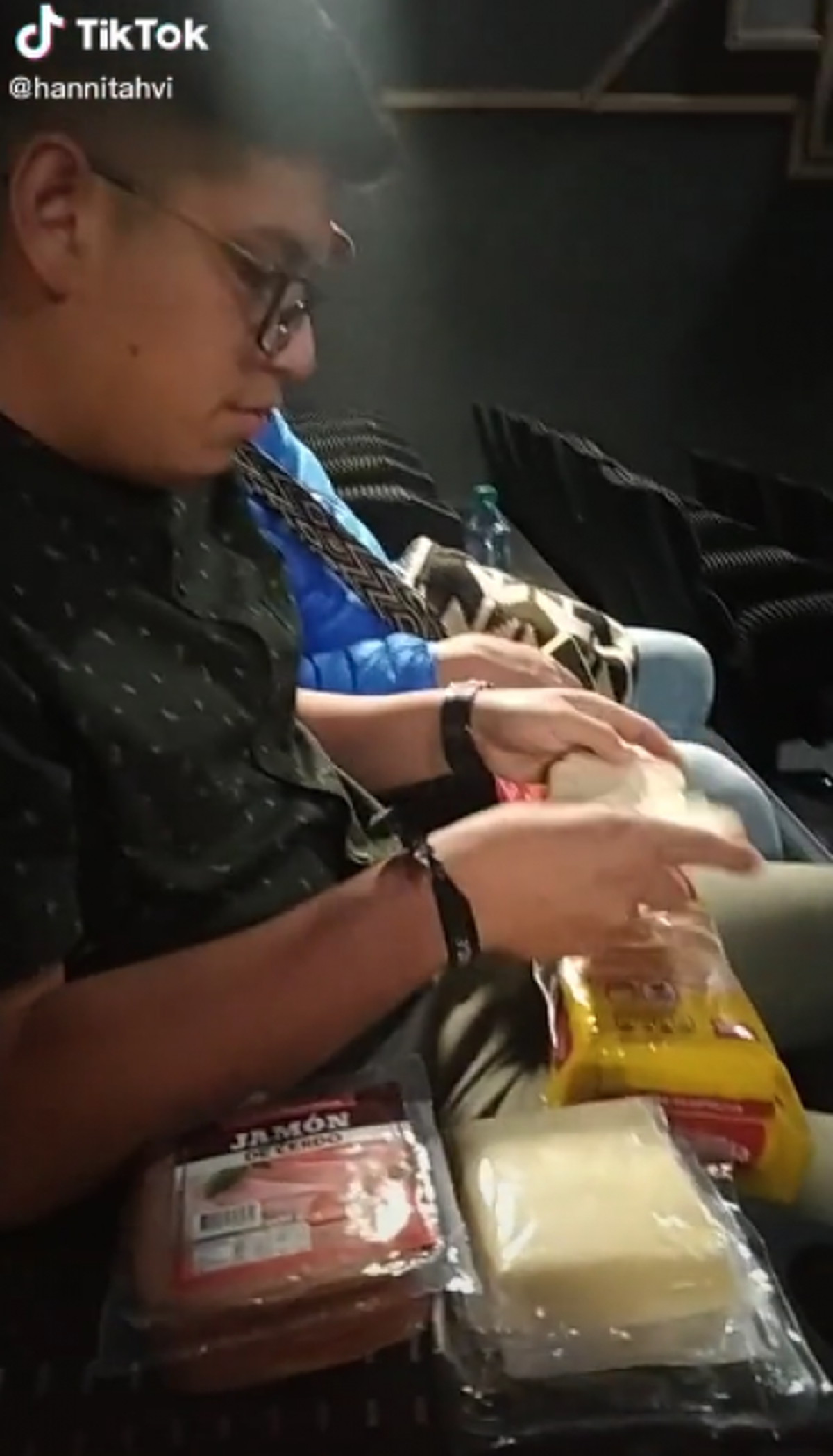 La mayoría de los usuarios de las redes sociales han atribuido la iniciativa del hombre a la crisis económica que atraviesan múltiples países: “Tiempo difíciles”, “Buen plan, todo está muy caro”.