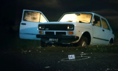 Un retrato inquietante de Italia en los años 70, donde el miedo a un asesino en serie se apoderó de la ciudad. Un retrato inquietante de Italia en los años 70, donde el miedo a un asesino en serie se apoderó de la ciudad.