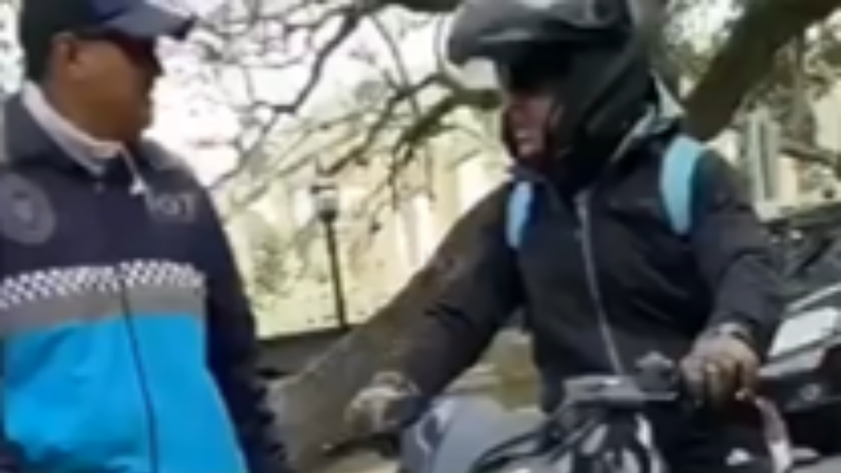 Un inspector de tránsito y un motociclista se agarraron a las piñas.