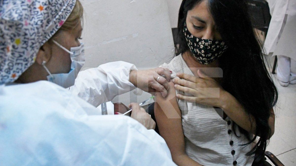 Operativo de vacunación en el Hospital Centenario de Rosario.